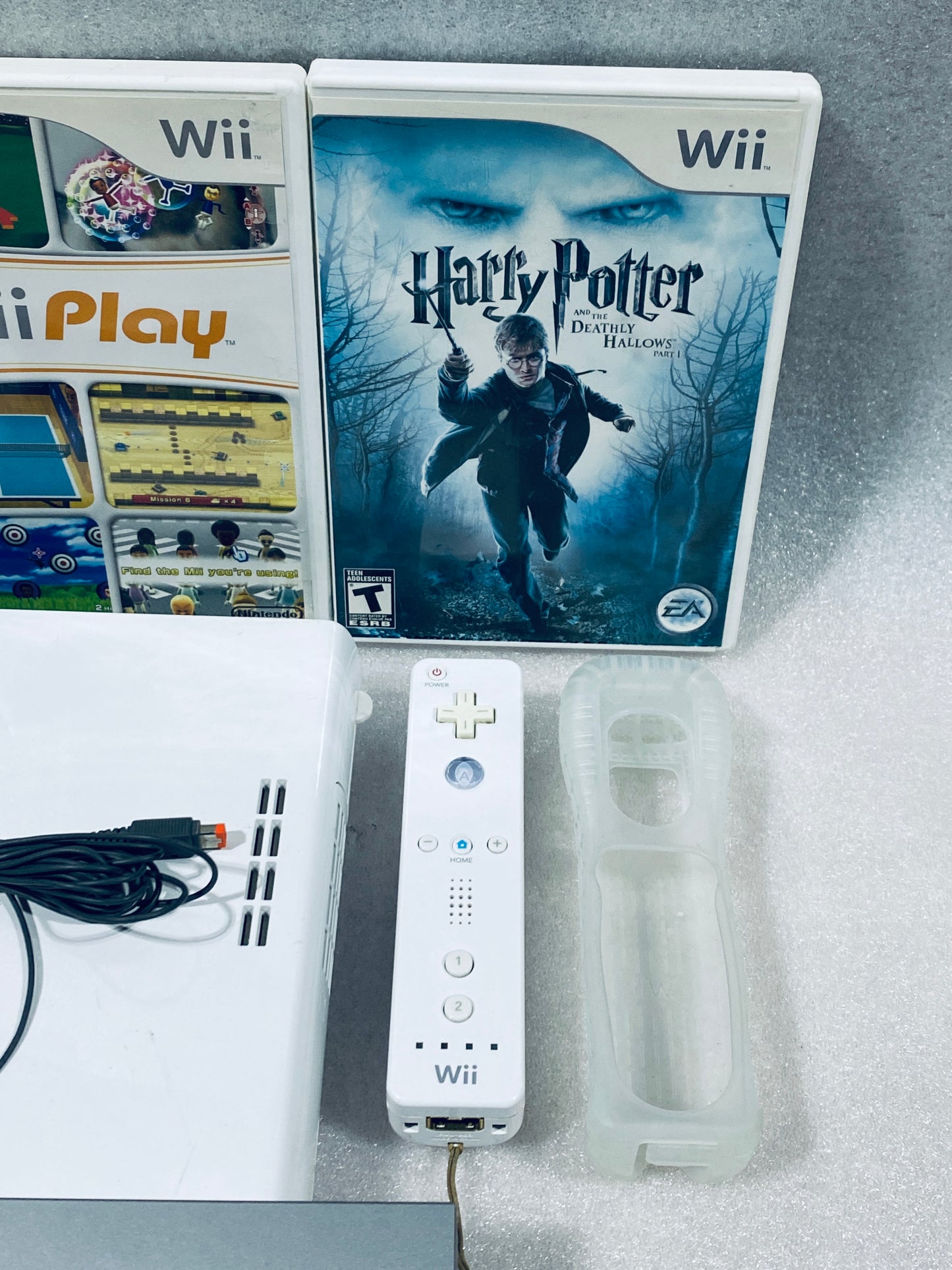 Nintendo Wii U 8GB White System With Wii Remote, Two Nunchuk & Three Games