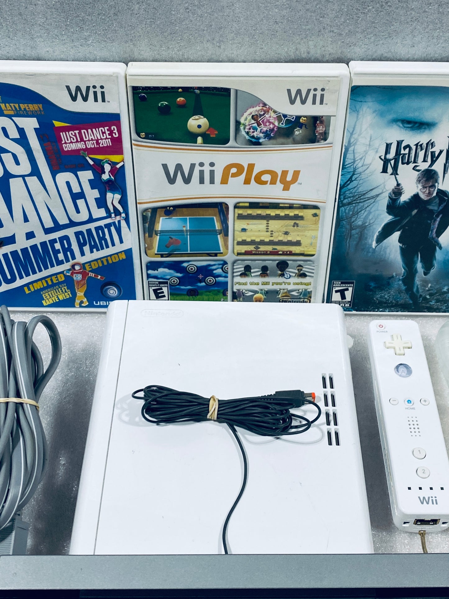 Nintendo Wii U 8GB White System With Wii Remote, Two Nunchuk & Three Games