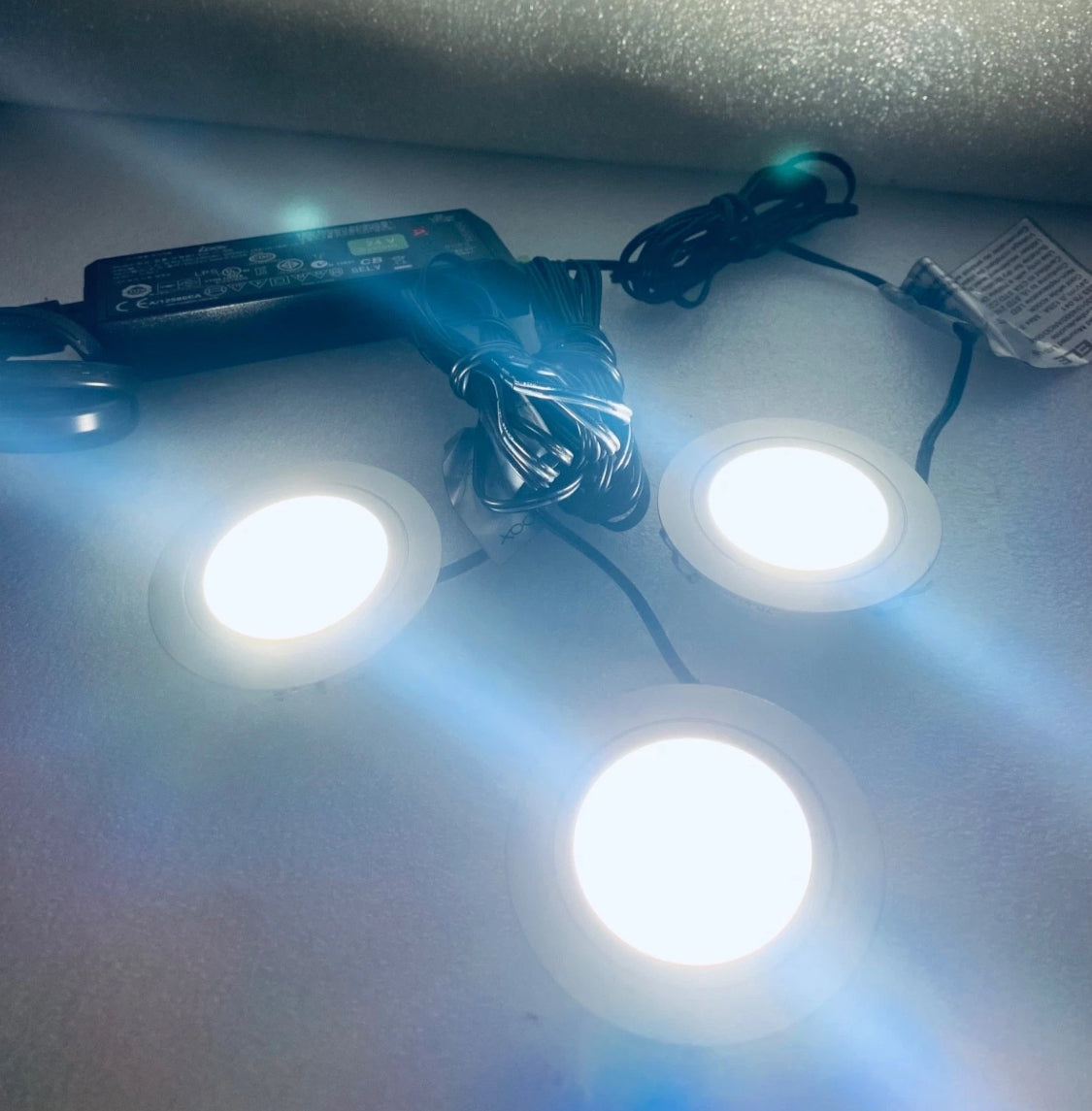 loox LED Light Driver (+ 3 LED Pucks) 100-240VAC 50/60Hz 24V DC Max .625A 15W