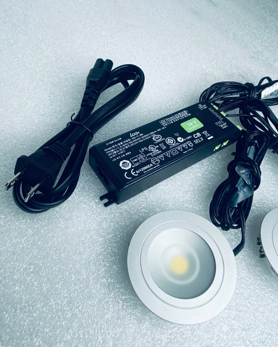 loox LED Light Driver (+ 3 LED Pucks) 100-240VAC 50/60Hz 24V DC Max .625A 15W