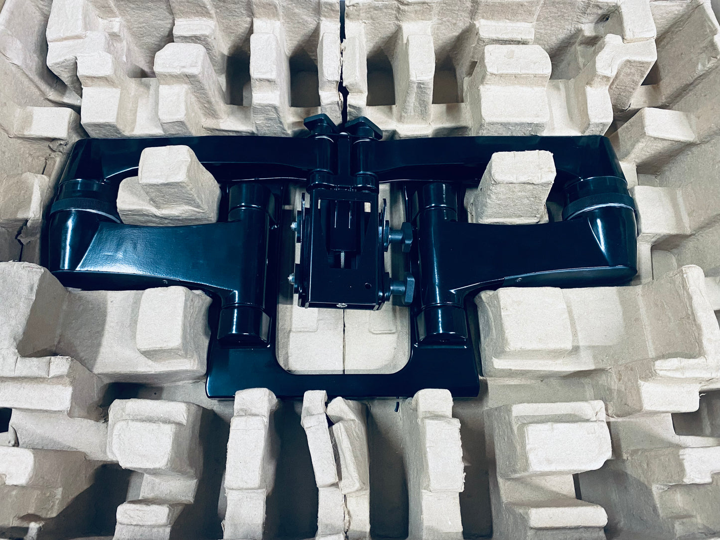 New Other SANUS All-Weather Full-Motion Wall Mount Dual Extension Arms For 42"-90" Flat-Panel TVs, Extends 20", Black