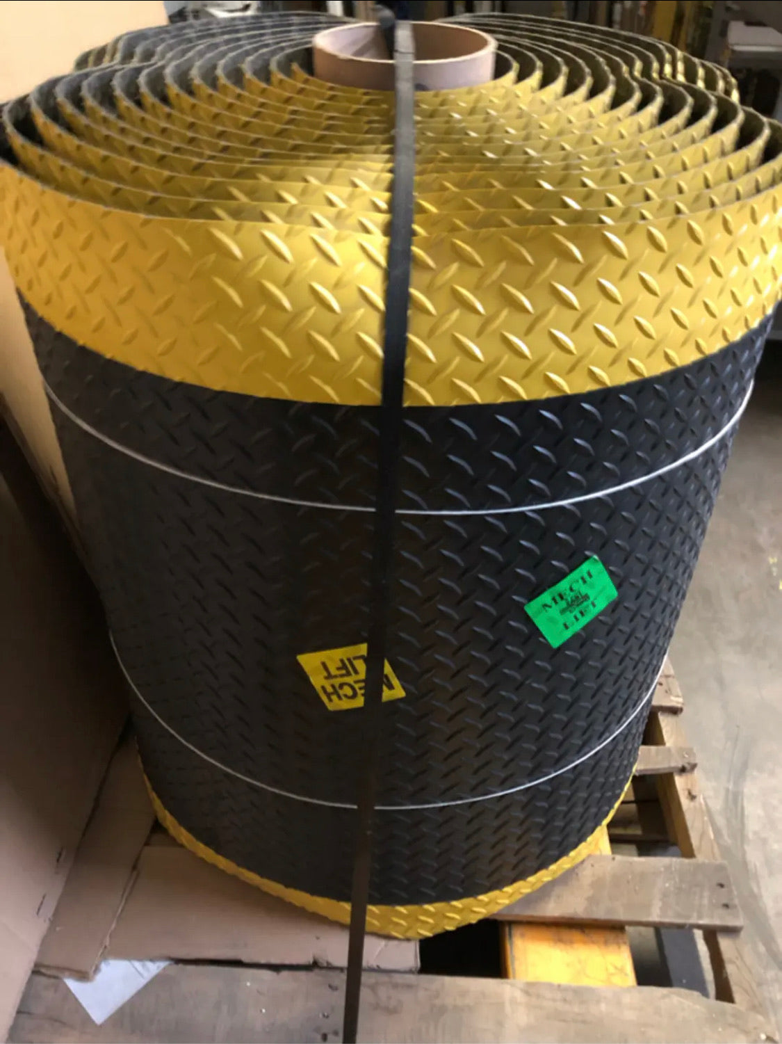 new wearwell diamond plate spongecote ultrasoft anti fatigue mat, 61' x 3' x 15/16" black with yellow